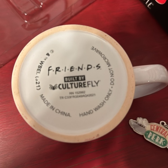 Friends The Television Series Collectors Bundle includes socks, mug & keychain - Picture 10 of 13